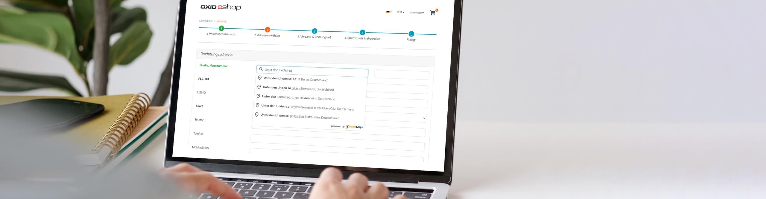 Eine Person an einem Laptop nutzt die Adresseingabeunterstützung von SmartMaps Autocomplete, um ein Rechnungsformular auf der OXID eShop-Website auszufüllen.