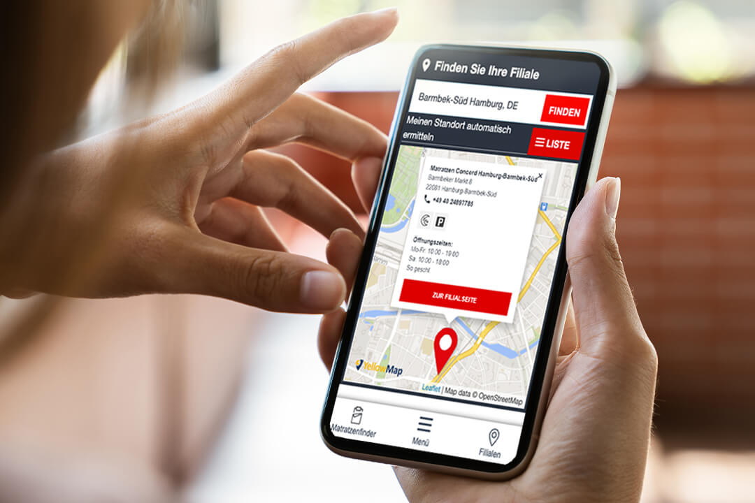 Eine Person nutzt auf einem Smartphone die mobile SmartMaps Filialfinder-Lösung für Matratzen Concord. 