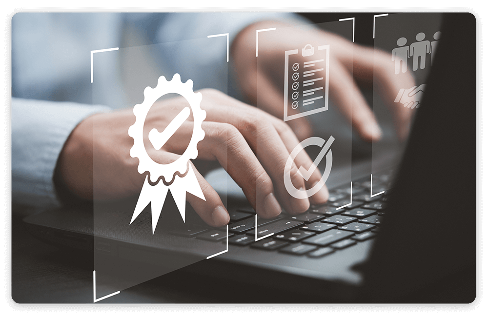 Eine Person tippt auf einer Laptop-Tastatur. Vor dem Laptop-Bildschirm schweben Icons mit Qualitätssiegeln.